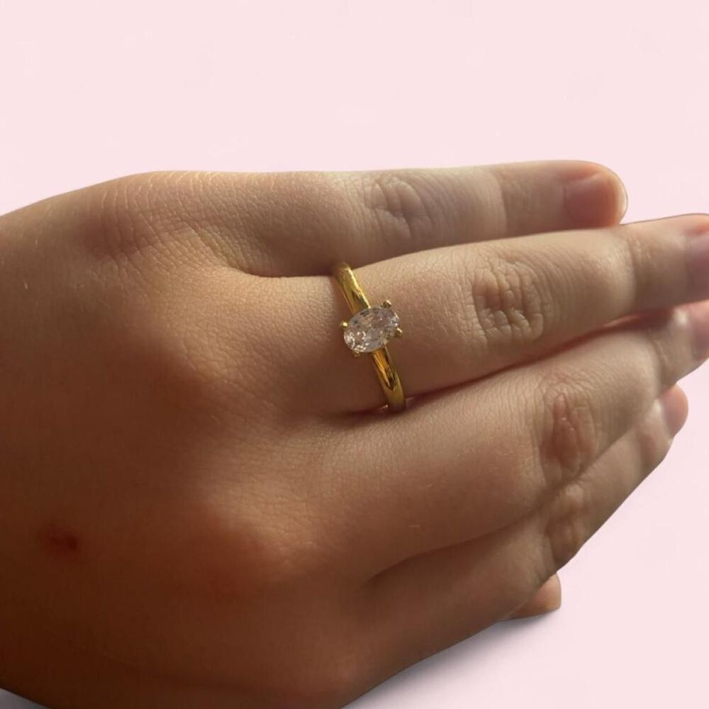 Size 9 gold ring with a stone